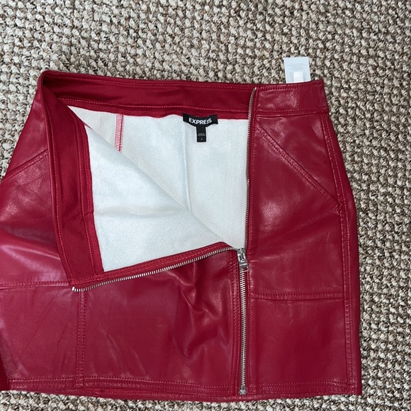 Express red leather skirt - Picture 2 of 4